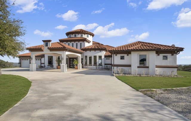 Home for sale at 205 County Road 2727 in Mico, TX — photo 3