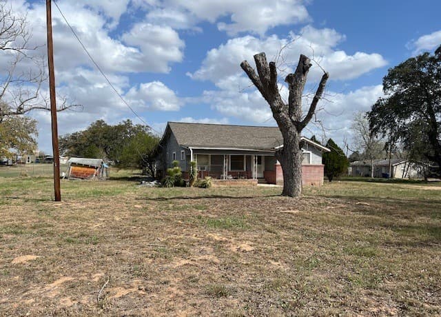 2-bedroom rental at 2790 Second St. in Pleasanton, TX — photo 2