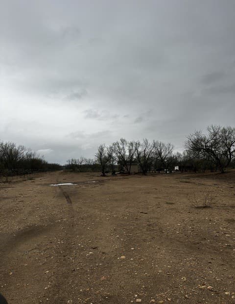 rental at 1083 County Road 6610 in Devine, TX — photo 3