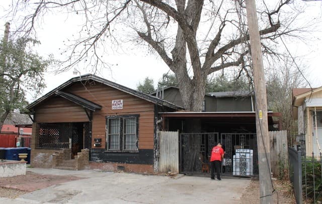 rental at 306 E Huff in San Antonio, TX — photo 1