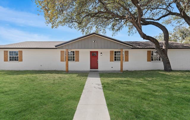 Home for sale at 113 Crestline in Pleasanton, TX — photo 2