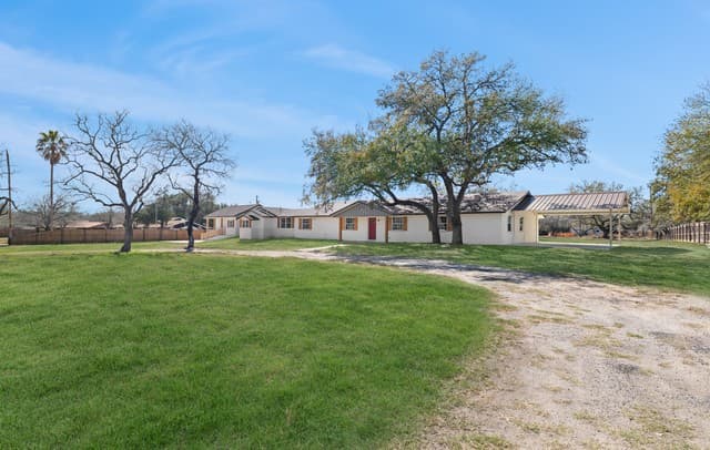 Home for sale at 113 Crestline in Pleasanton, TX — photo 3