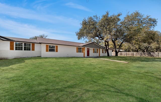 Home for sale at 113 Crestline in Pleasanton, TX — photo 4