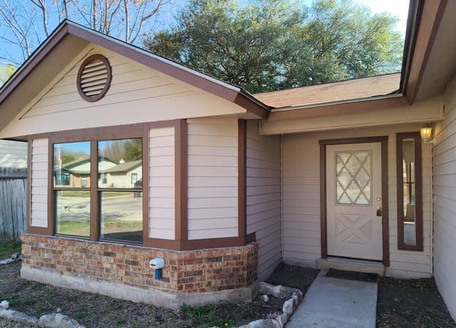 3-bedroom rental at 9811 Autumn Star in San Antonio, TX — photo 2