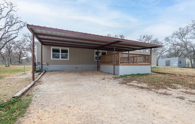 4-bedroom rental at 213 Oak View in La Vernia, TX — photo 2