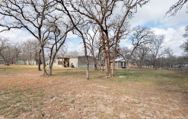 4-bedroom rental at 213 Oak View in La Vernia, TX — photo 4
