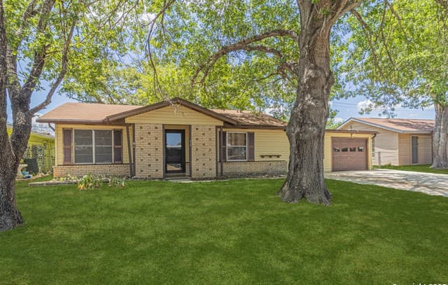 3-bedroom rental at 638 Prestwick Blvd Unit 1 in San Antonio, TX — photo 1
