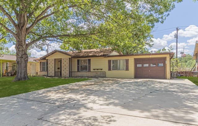 3-bedroom rental at 638 Prestwick Blvd Unit 1 in San Antonio, TX — photo 2