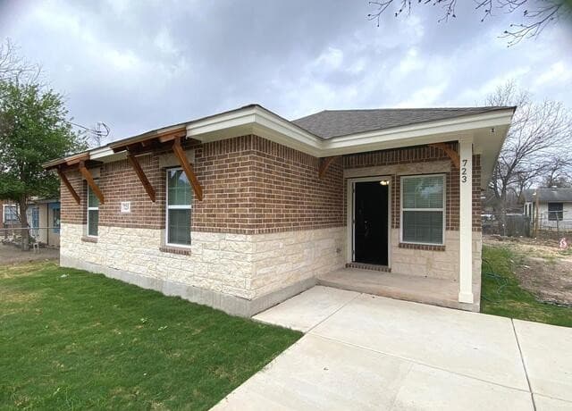 3-bedroom rental at 723 S San Bernardo Ave in San Antonio, TX — photo 4