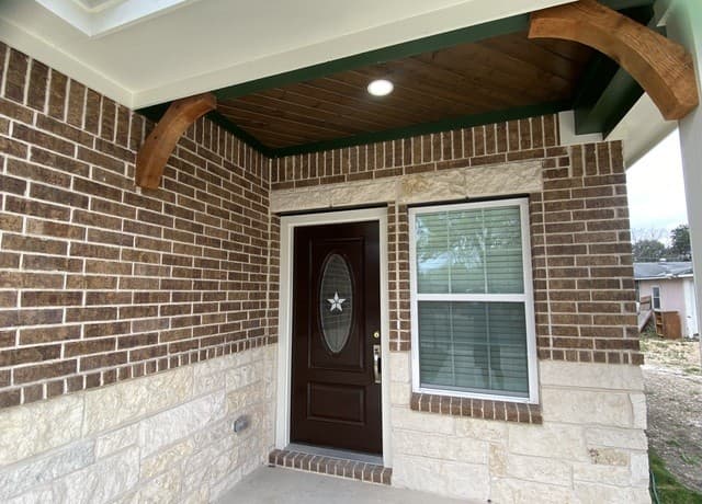 3-bedroom rental at 723 S San Bernardo Ave in San Antonio, TX — photo 5