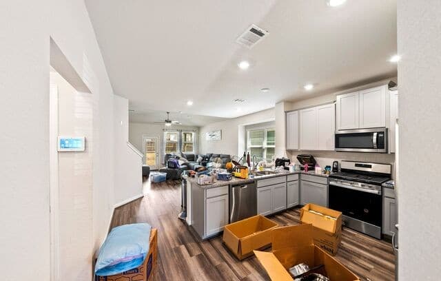 5-bedroom rental at 4820 Night Herder in St Hedwig, TX — photo 4