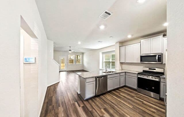 5-bedroom rental at 4820 Night Herder in St Hedwig, TX — photo 5