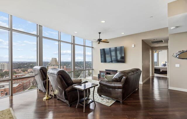 2-bedroom rental at 4242 Broadway Unit 1504 in San Antonio, TX — photo 2