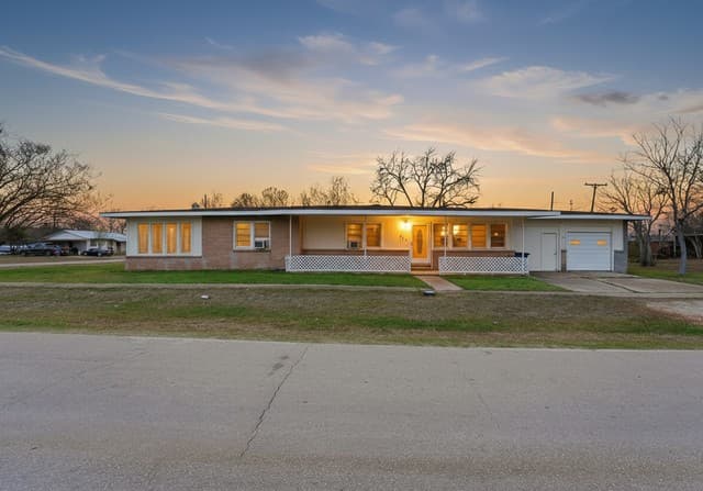 4-bedroom rental at 500 N Texas in Nixon, TX — photo 1