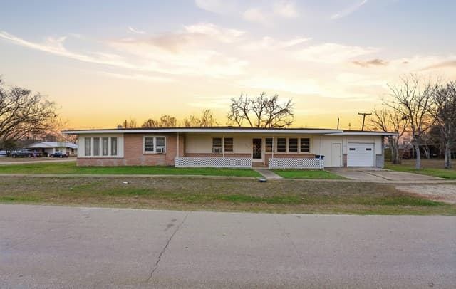 4-bedroom rental at 500 N Texas in Nixon, TX — photo 2