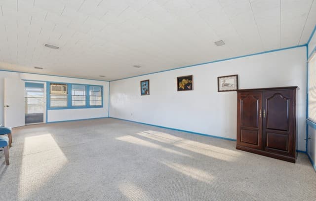 4-bedroom rental at 500 N Texas in Nixon, TX — photo 4