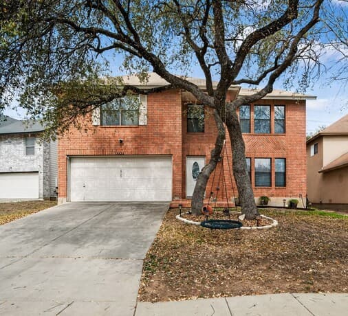 3-bedroom rental at 18622 Wooded Creek in San Antonio, TX — photo 2