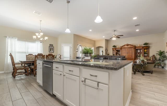 Home for sale at 133 Grand View in Floresville, TX — photo 4
