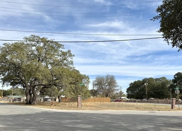 rental at 00 Washington in Devine, TX — photo 1