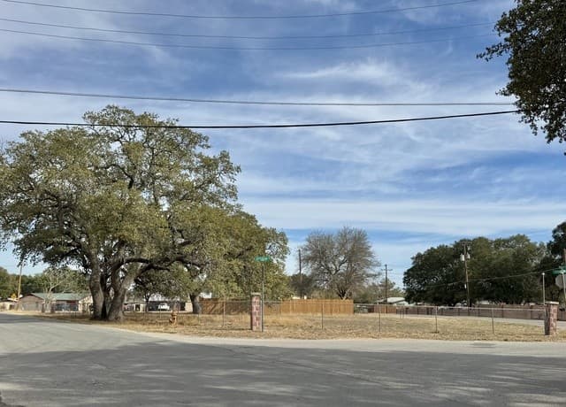 rental at 00 Washington in Devine, TX — photo 4