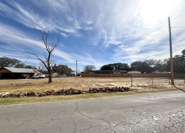 rental at 402 W Dilley in Devine, TX — photo 4