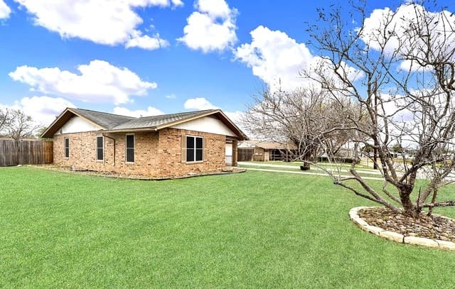 3-bedroom rental at 1501 Longhorn in Floresville, TX — photo 1