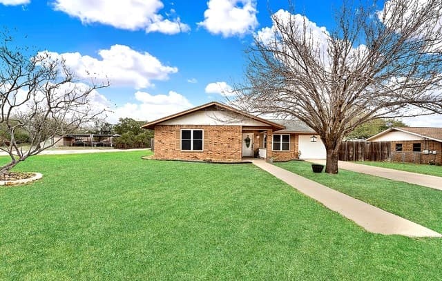 3-bedroom rental at 1501 Longhorn in Floresville, TX — photo 2