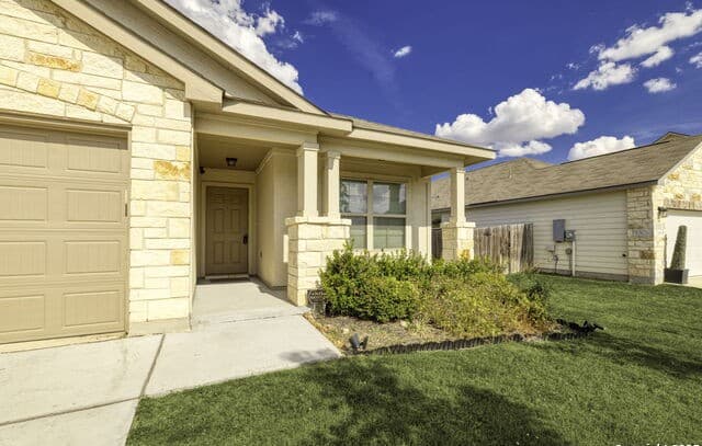 3-bedroom rental at 161 Sambar Main in Schertz, TX — photo 3