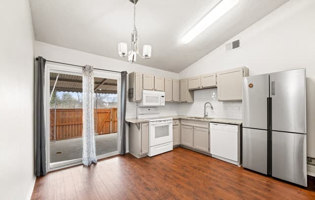 2-bedroom rental at 9140 Timber Unit UNIT 4002 in San Antonio, TX — photo 5