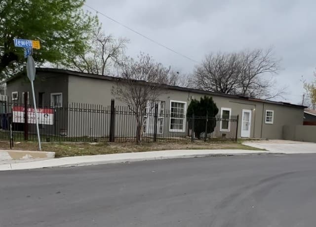rental at 501 SW 34th in San Antonio, TX — photo 1