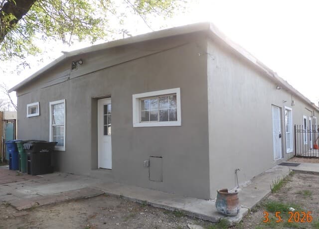 rental at 501 SW 34th in San Antonio, TX — photo 2