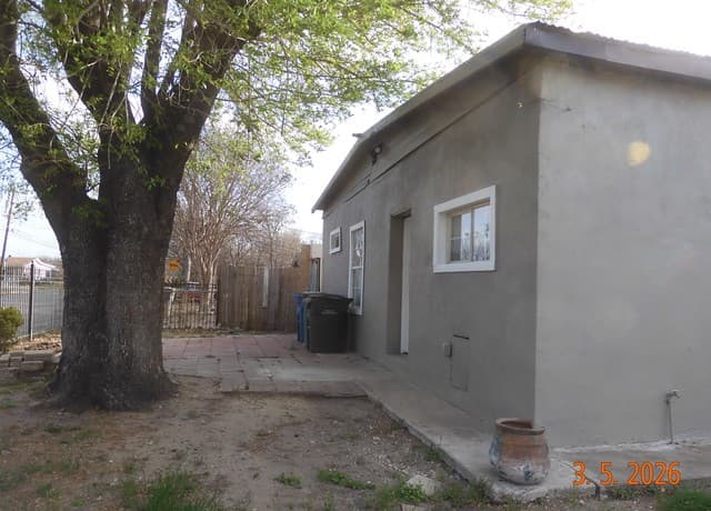 3-bedroom rental at 501 34th in San Antonio, TX — photo 3