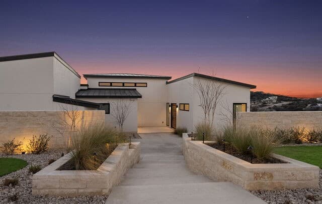 5-bedroom rental at 23115 Henness Pass in San Antonio, TX — photo 3