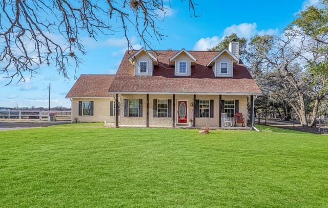 3-bedroom rental at 1561 County Road 320 in Floresville, TX — photo 1