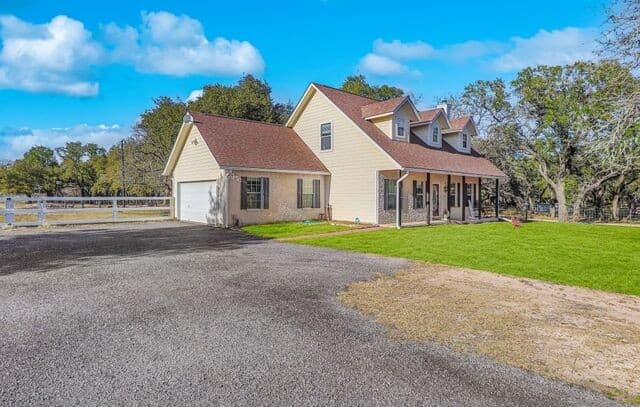 3-bedroom rental at 1561 County Road 320 in Floresville, TX — photo 2
