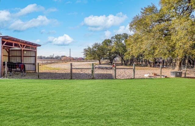 3-bedroom rental at 1561 County Road 320 in Floresville, TX — photo 3