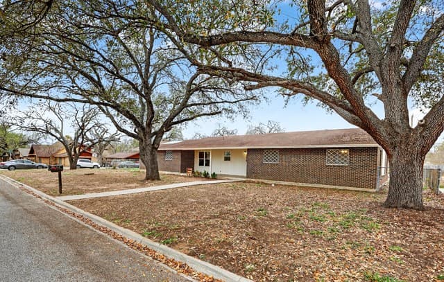 3-bedroom rental at 330 Chaparral in Pleasanton, TX — photo 2