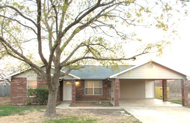 3-bedroom rental at 606 Hon in Jourdanton, TX — photo 1