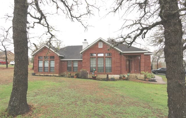 Home for sale at 124 Rosewood Dr in La Vernia, TX — photo 2