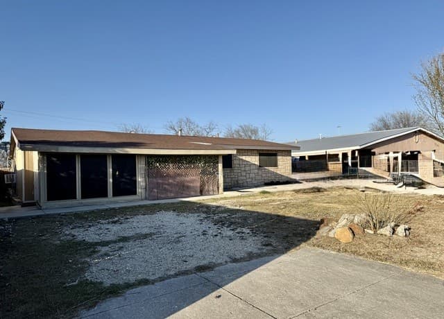 5-bedroom rental at 223 Zabra in San Antonio, TX — photo 1