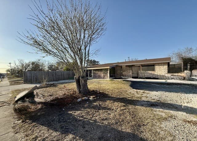 5-bedroom rental at 223 Zabra in San Antonio, TX — photo 2