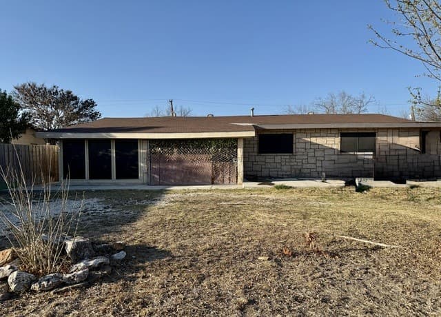 5-bedroom rental at 223 Zabra in San Antonio, TX — photo 3