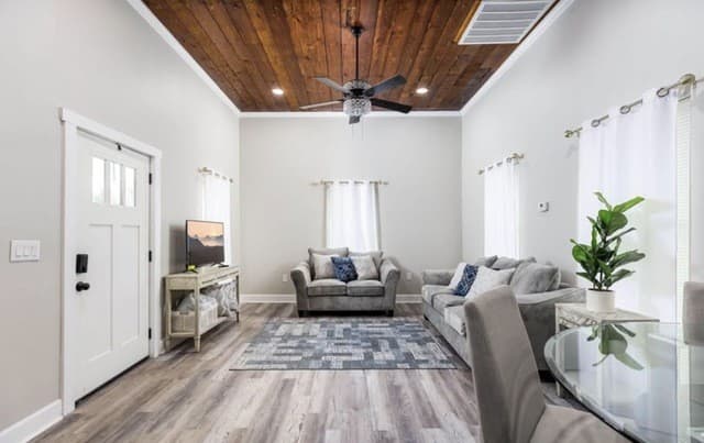 3-bedroom rental at 613 Delaware in San Antonio, TX — photo 2