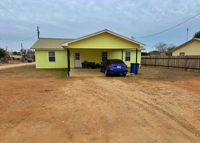 3-bedroom rental at 279 Edwards Ave in Charlotte, TX — photo 1