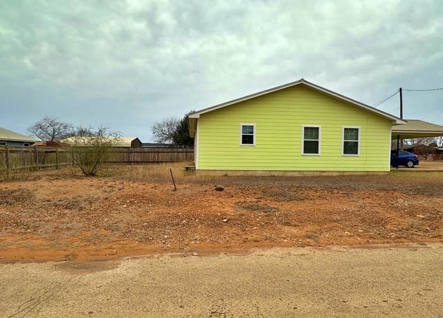 3-bedroom rental at 279 Edwards Ave in Charlotte, TX — photo 2
