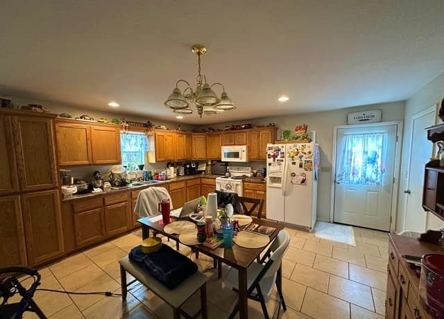 3-bedroom rental at 279 Edwards Ave in Charlotte, TX — photo 5