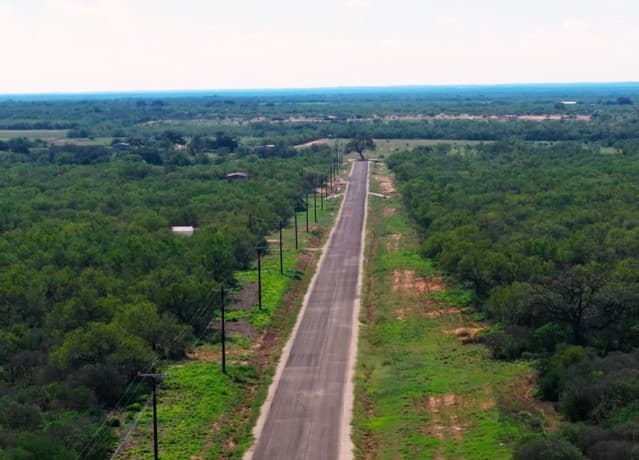 rental at 125 Cr 2644 in Moore, TX — photo 2