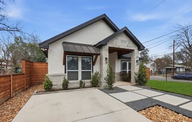 3-bedroom rental at 331 E Lambert St in San Antonio, TX — photo 2