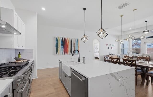 3-bedroom rental at 331 E Lambert St in San Antonio, TX — photo 5