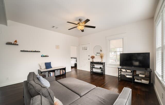 4-bedroom rental at 901 W Woodlawn in San Antonio, TX — photo 4